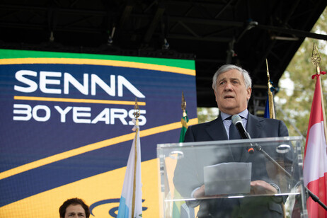 Ministro Antonio Tajani em homenagem a Senna em Ímola
