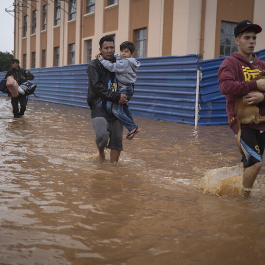 Famílias fogem de inundações em Porto Alegre
